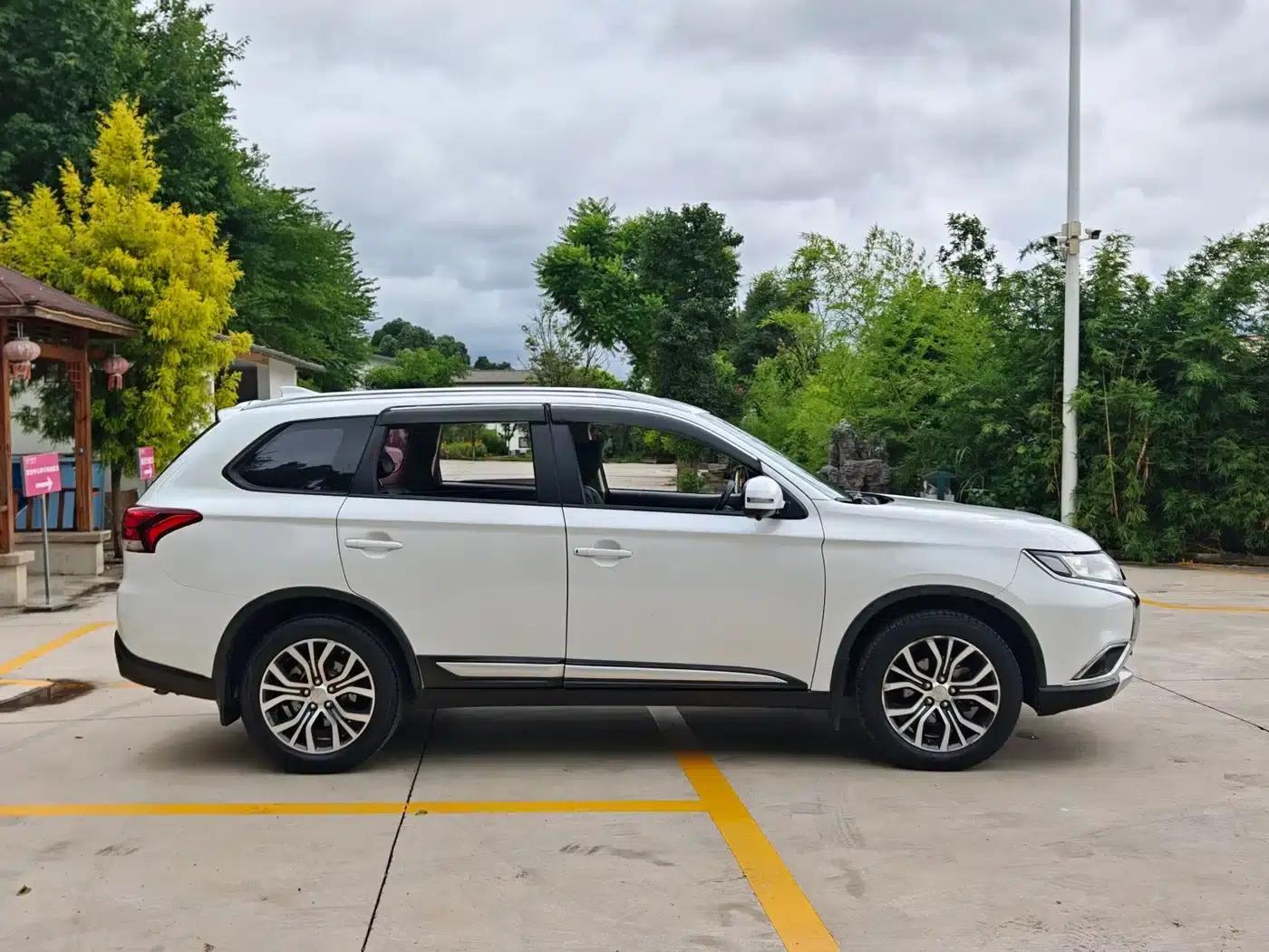 Outlander 2018 2.0L 2WD Glory Edition 5-seater — миниатюра 4