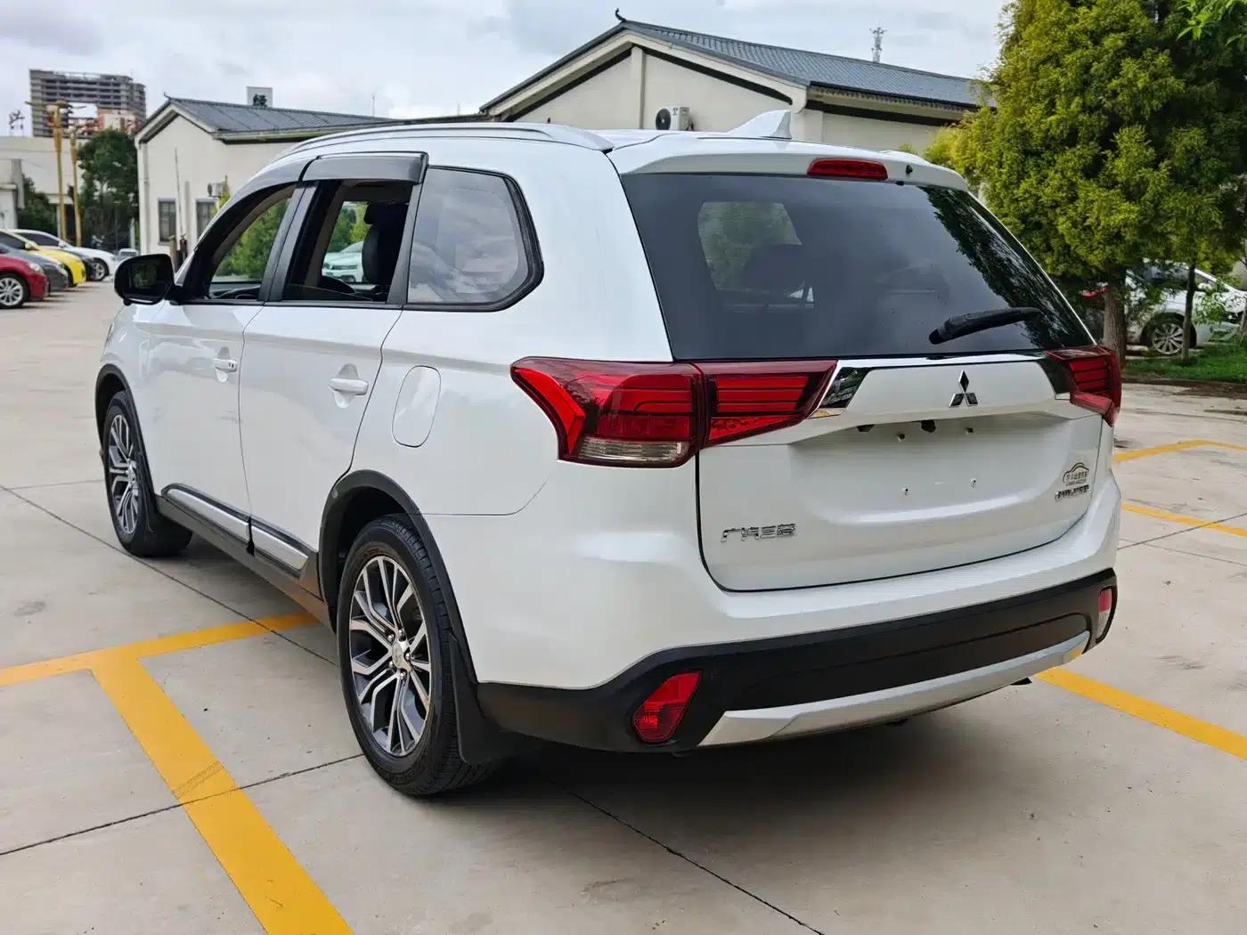 Outlander 2018 2.0L 2WD Glory Edition 5-seater — миниатюра 7