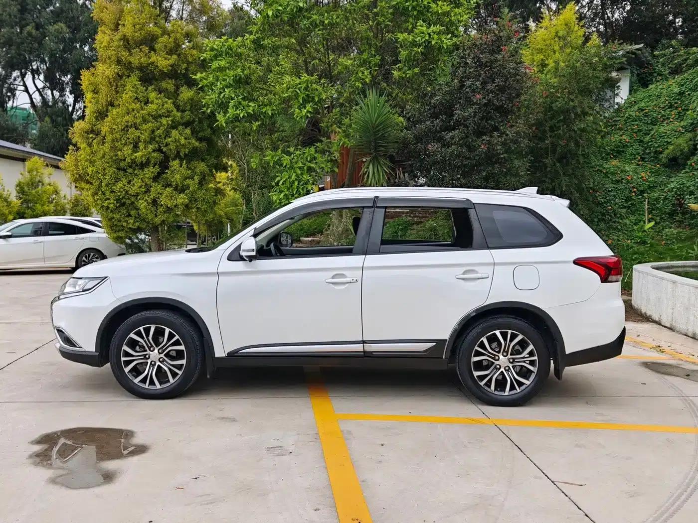 Outlander 2018 2.0L 2WD Glory Edition 5-seater — миниатюра 8