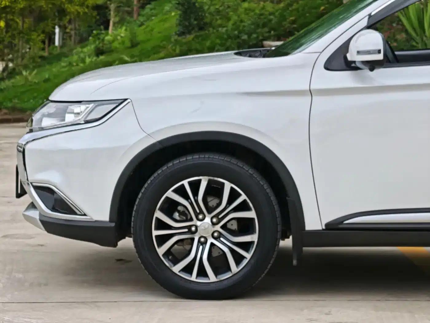 Outlander 2018 2.0L 2WD Glory Edition 5-seater — миниатюра 9
