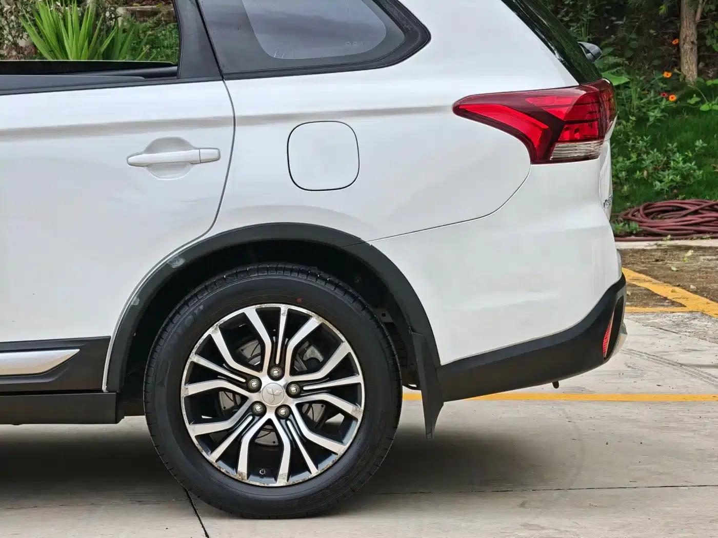 Outlander 2018 2.0L 2WD Glory Edition 5-seater — миниатюра 10