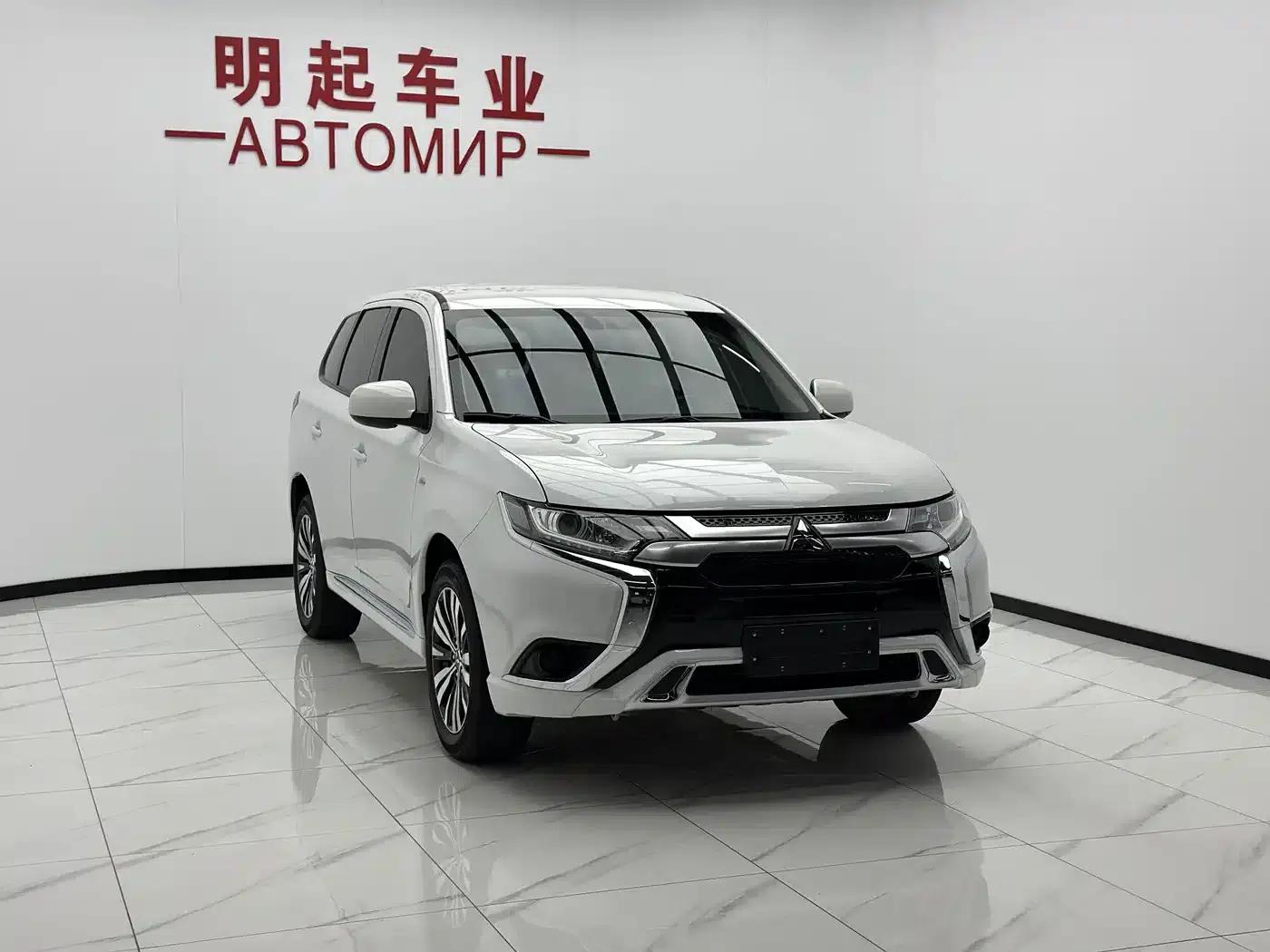 Outlander 2021 Facelift 2.0L 2WD Comfortline 5-Seater — миниатюра 3