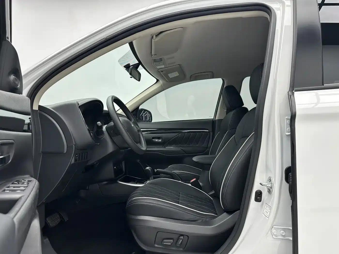 Outlander 2021 Facelift 2.0L 2WD Comfortline 5-Seater — миниатюра 5