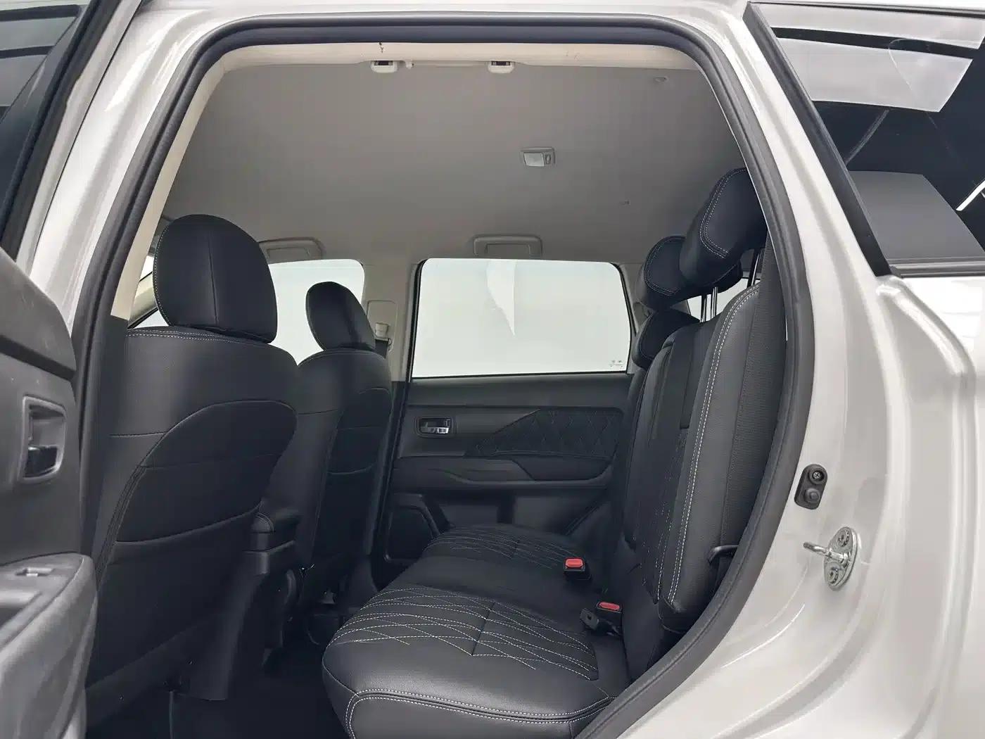 Outlander 2021 Facelift 2.0L 2WD Comfortline 5-Seater — миниатюра 6