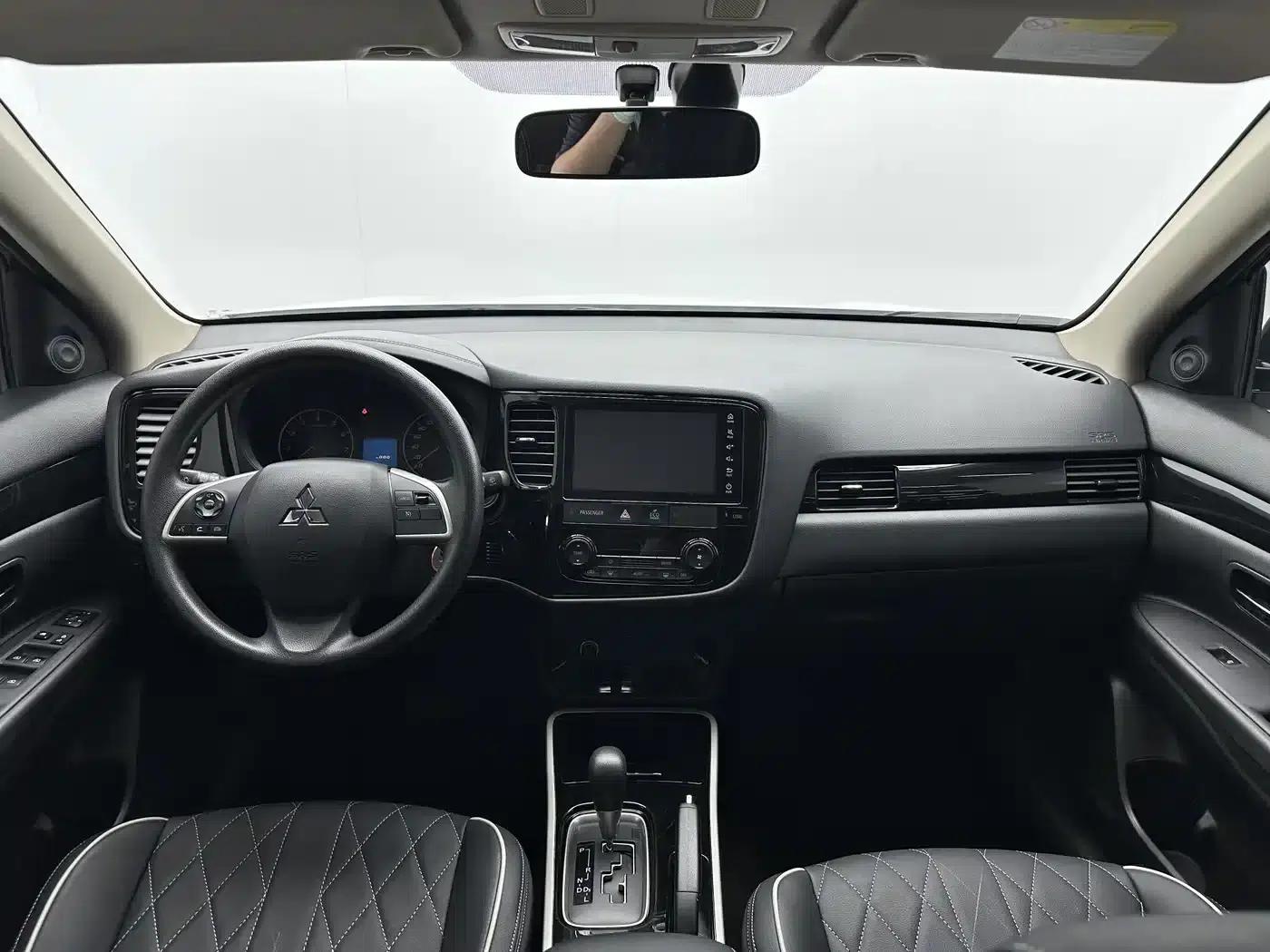 Outlander 2021 Facelift 2.0L 2WD Comfortline 5-Seater — миниатюра 7