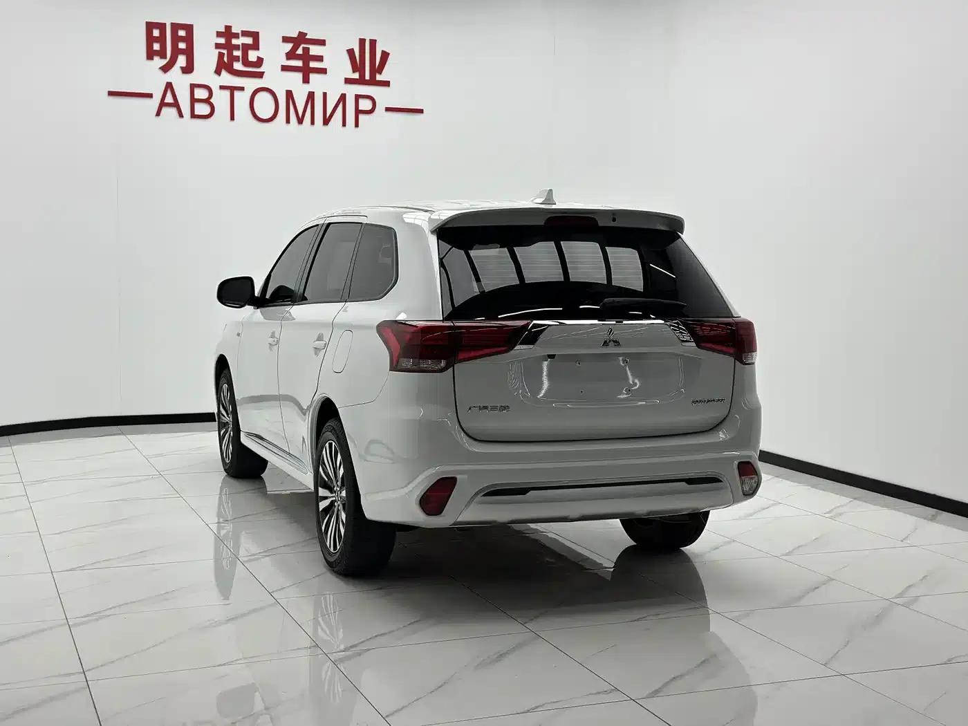 Outlander 2021 Facelift 2.0L 2WD Comfortline 5-Seater — миниатюра 8