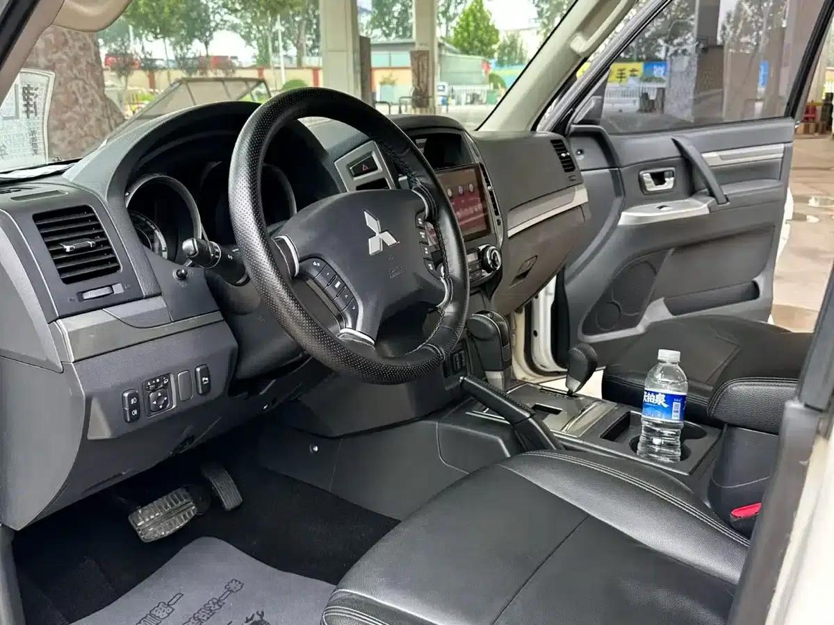 2020 Pajero Imported 3.0L Automatic Luxury Edition — миниатюра 4