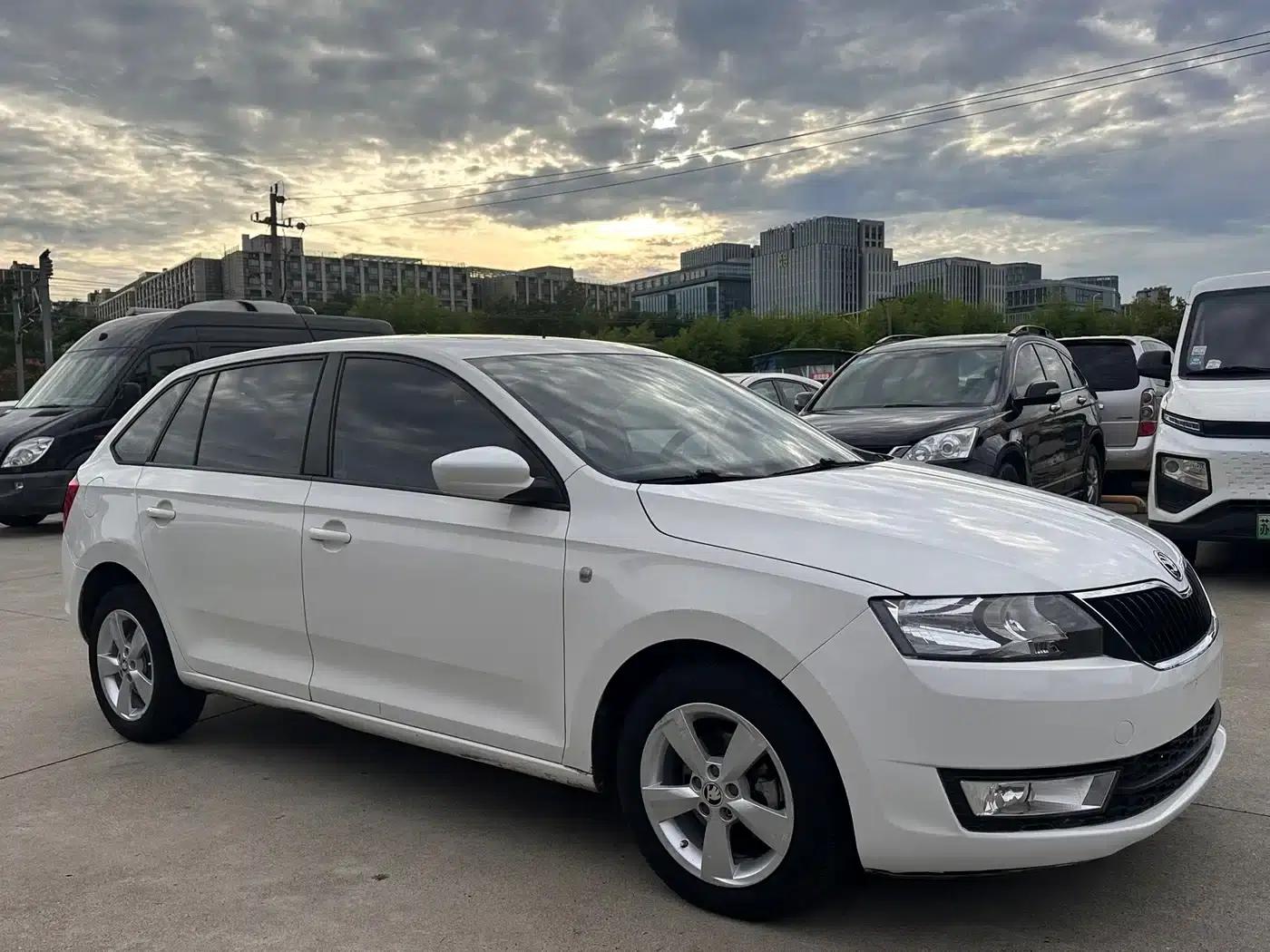 Rapid 2014 1.6L Manual Enjoy Edition — миниатюра 3