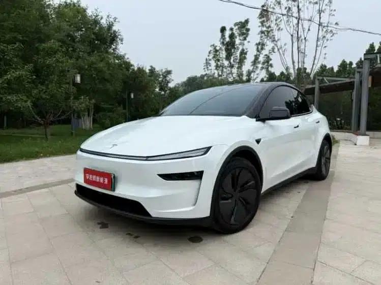 Model Y 2025 Rear-Wheel Drive — миниатюра 1