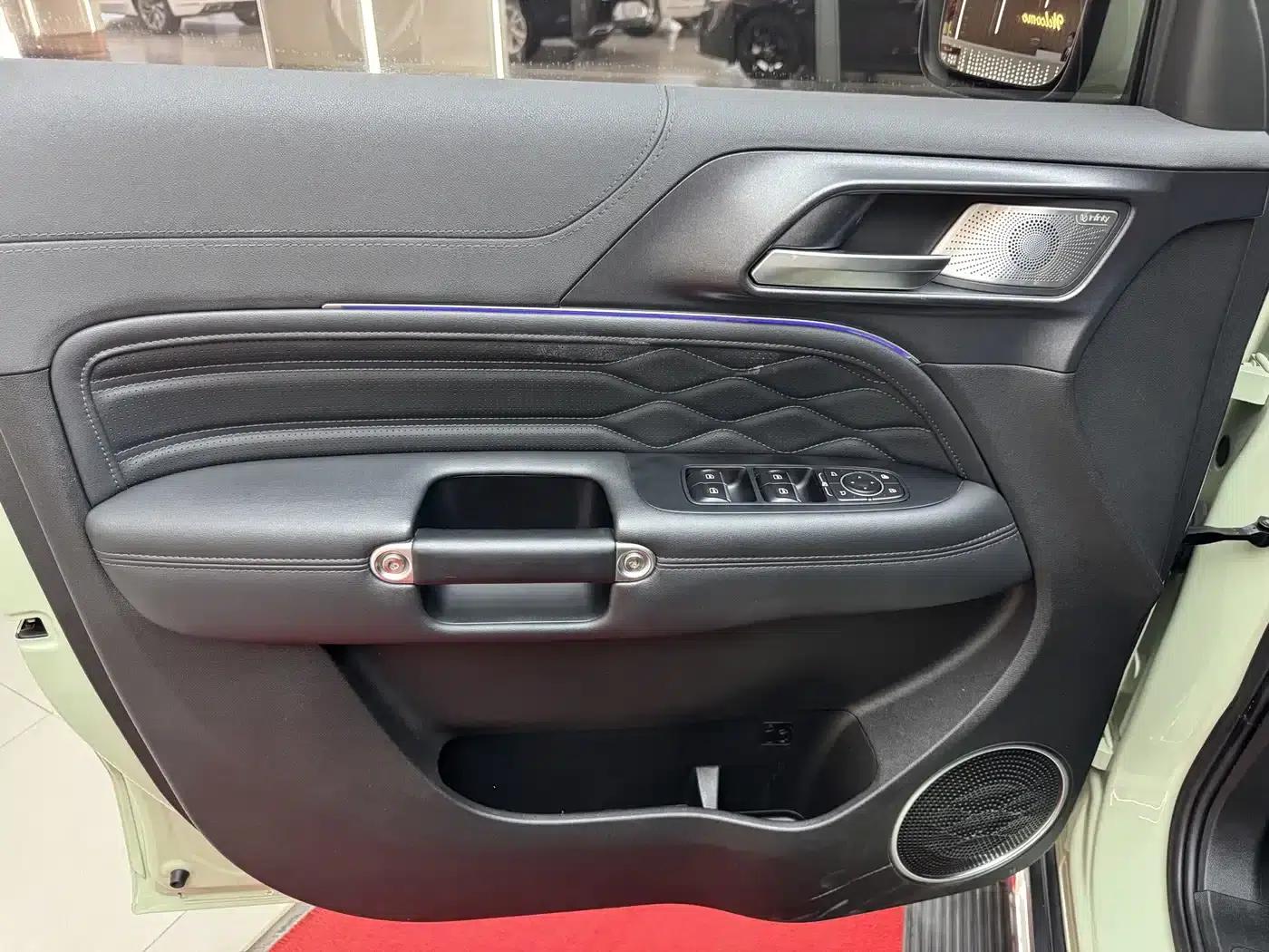 The 2021 Tank 300 City Edition 2.0T is very stylish. — миниатюра 12