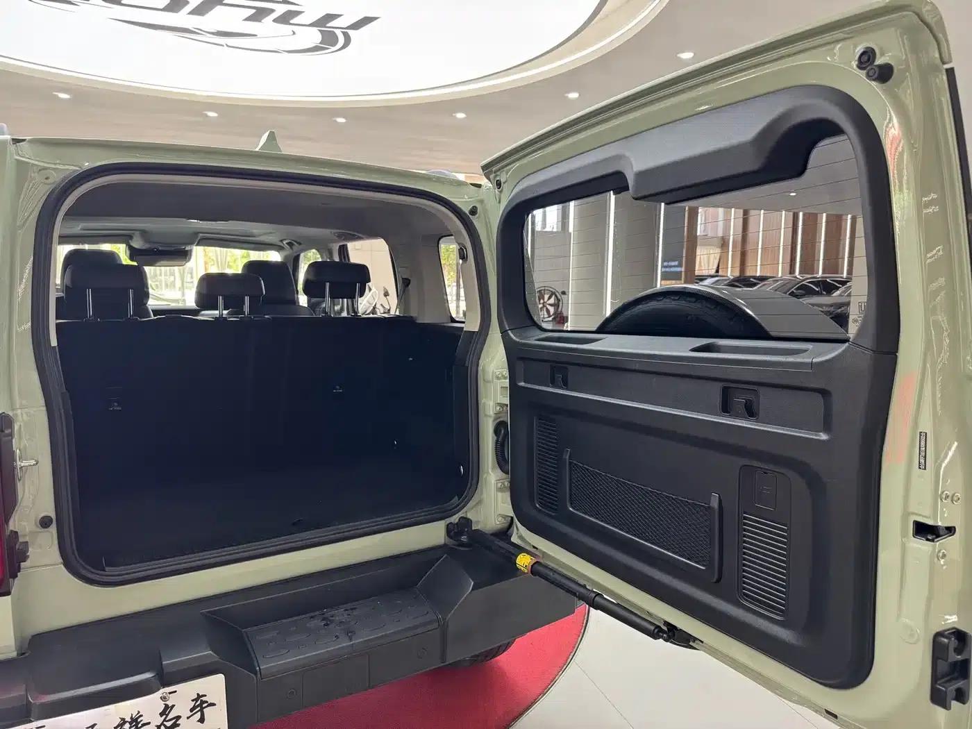 The 2021 Tank 300 City Edition 2.0T is very stylish. — миниатюра 10