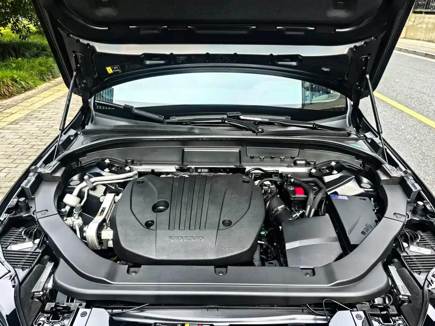 2025 Volvo XC60 B5 AWD Inscription Luxury Edition — миниатюра 13