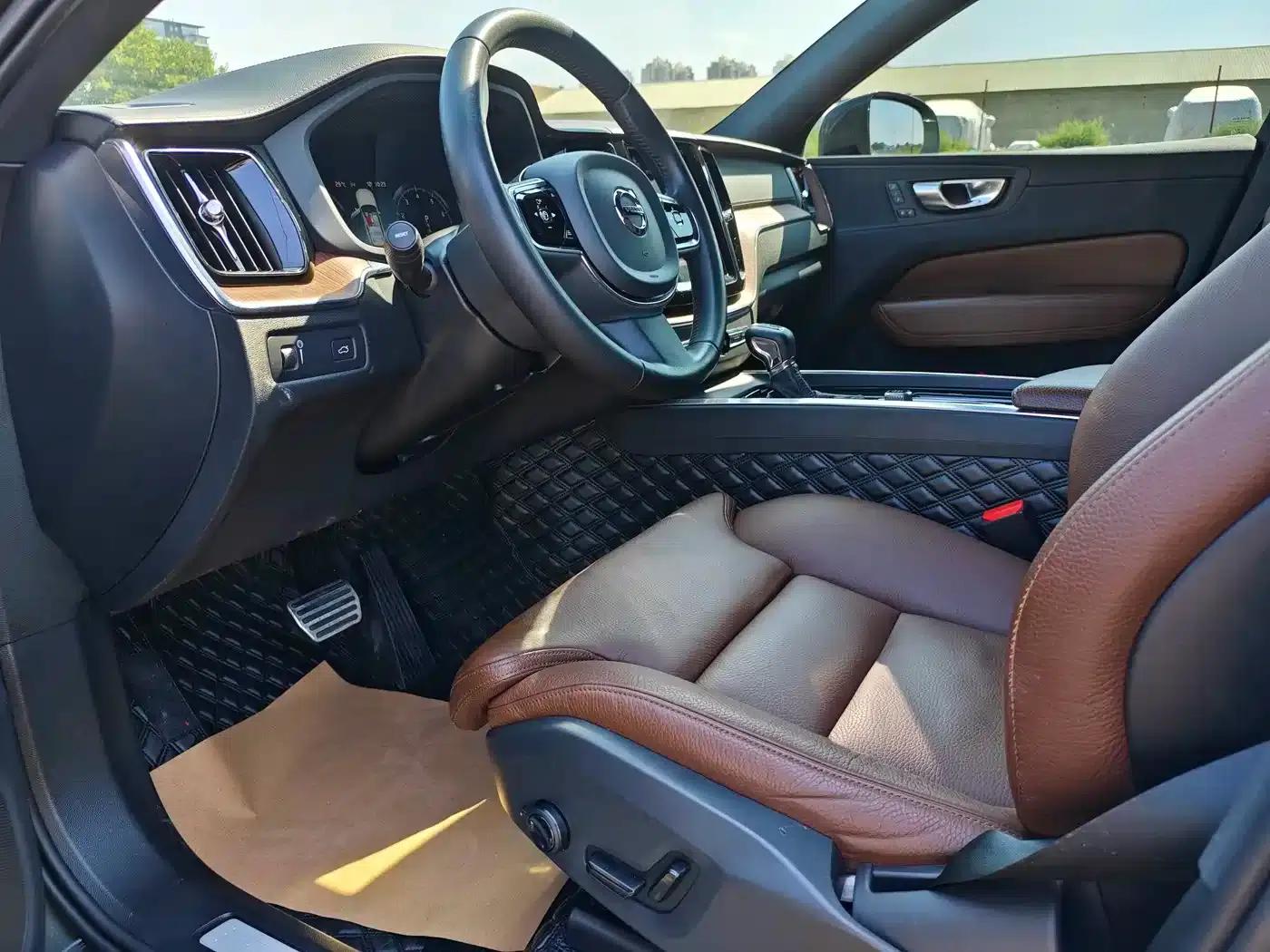 2021 Volvo XC60 T5 AWD Inscription Luxury Edition — миниатюра 4