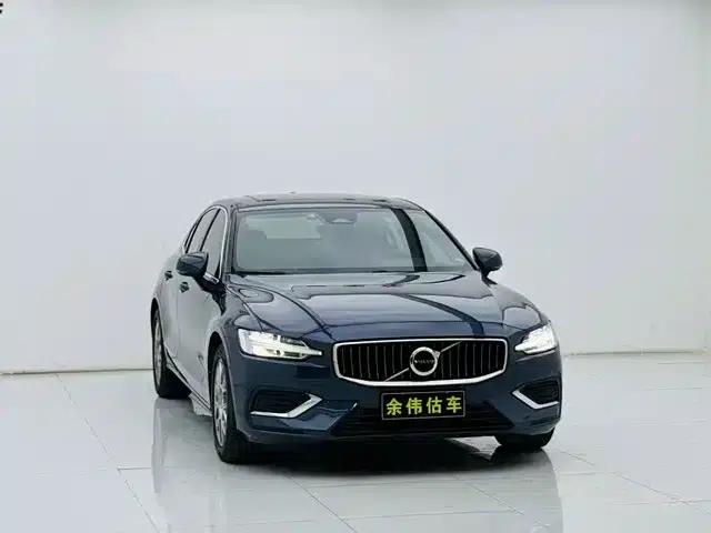 2023 Volvo S60 B4 Smart Luxury Edition
