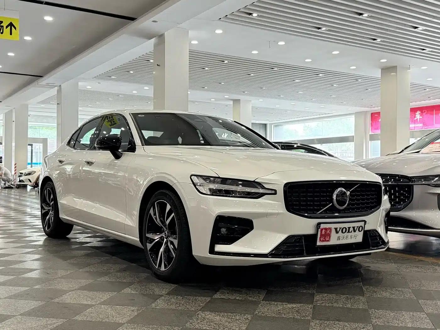 2025 Volvo S60 B5 Smart Sport Edition — миниатюра 3