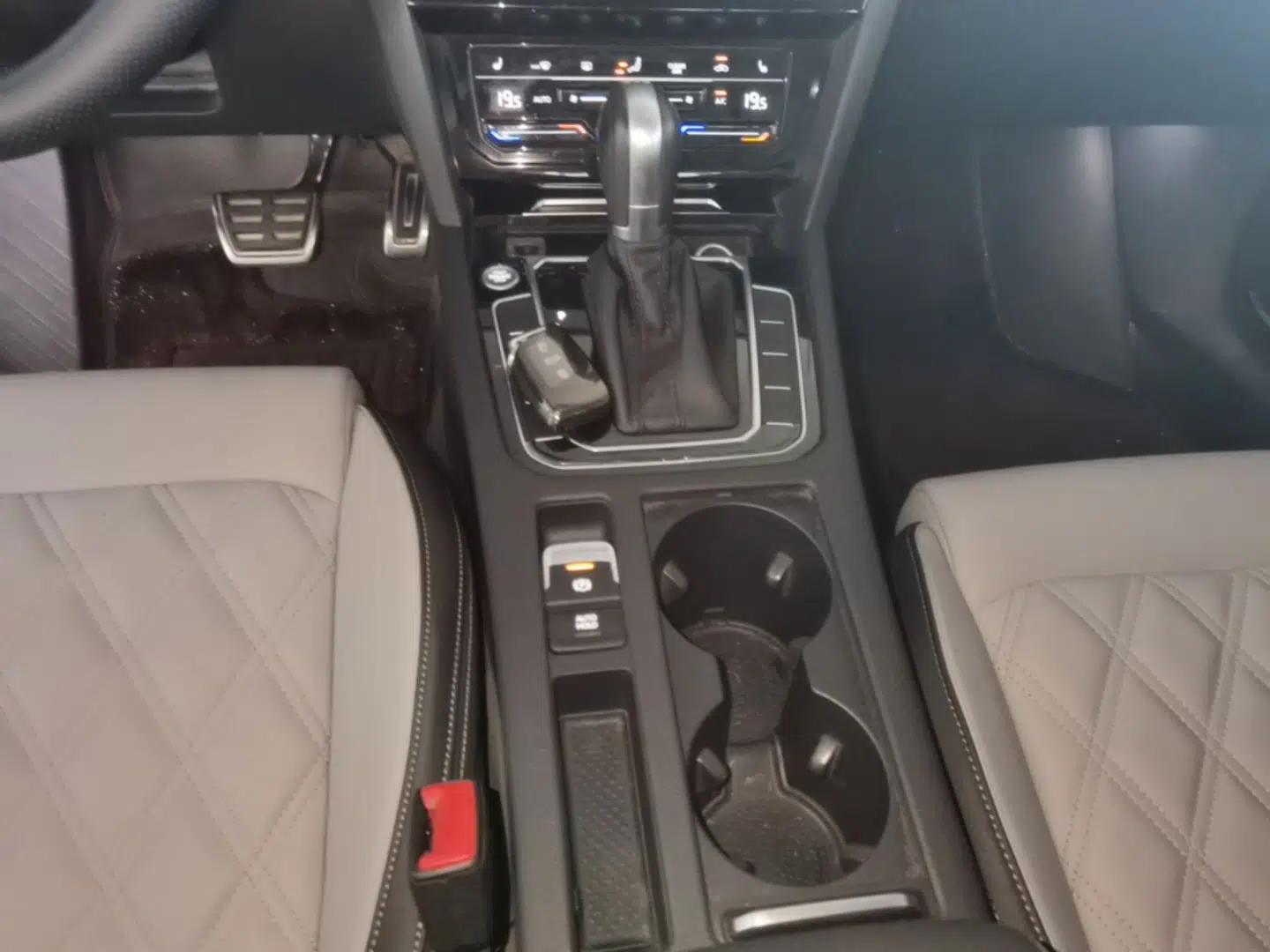 Volkswagen Magotan 2023 2 Million Units Limited Edition 330TSI DSG Leading Version — миниатюра 21