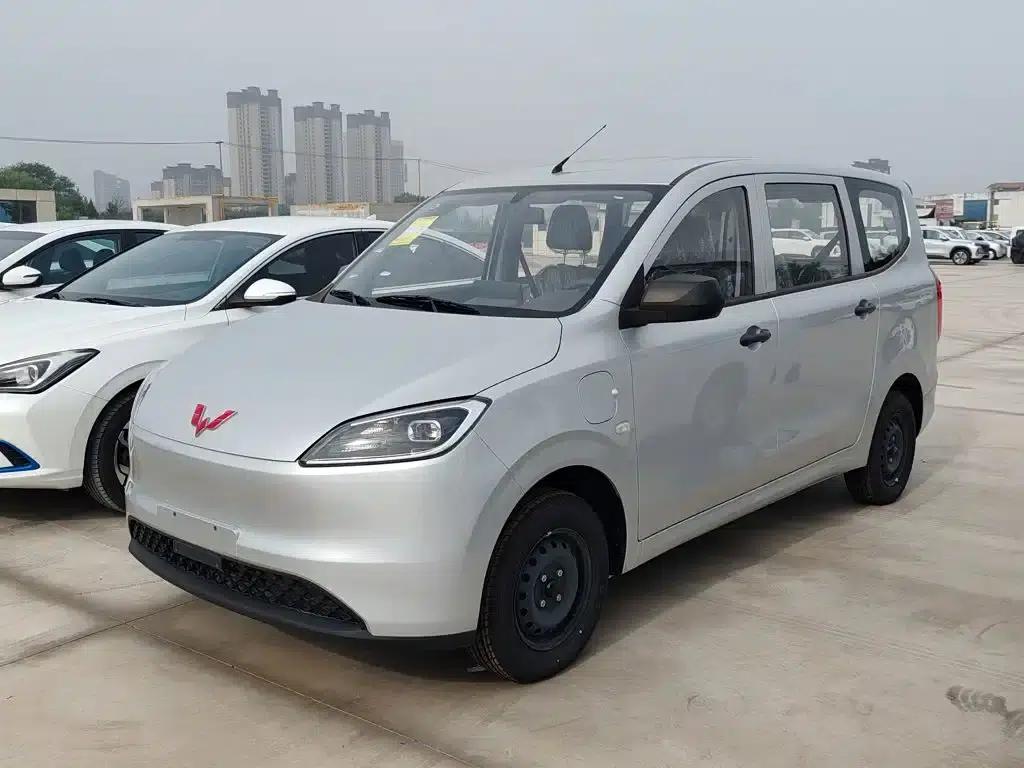 Wuling Hongguang New Energy 2024 Pure Electric Version 300KM Standard Edition — миниатюра 1