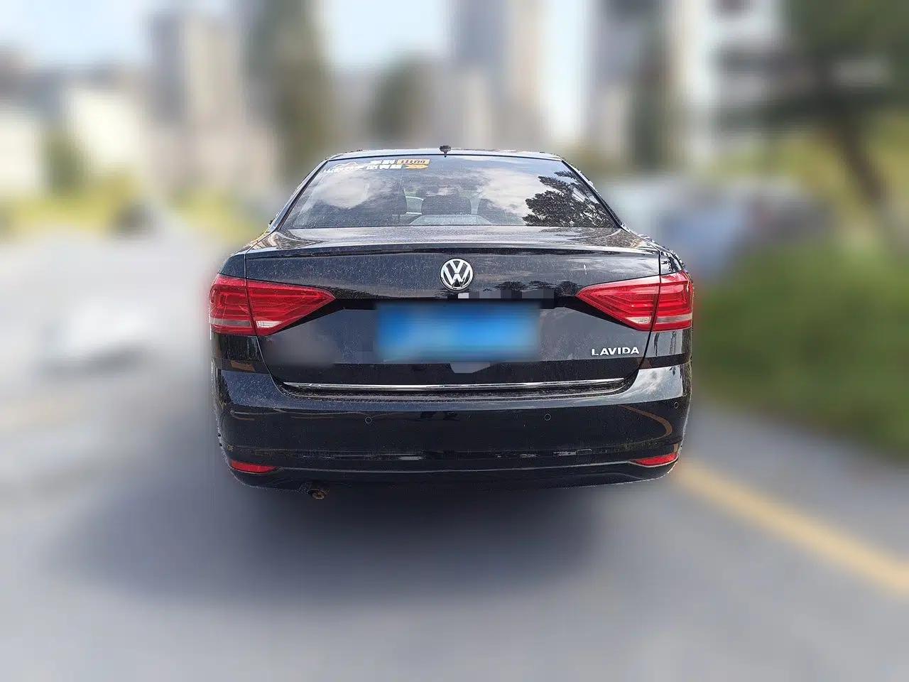 Volkswagen Lavida 2017 1.6L Automatic Comfort Edition — миниатюра 3