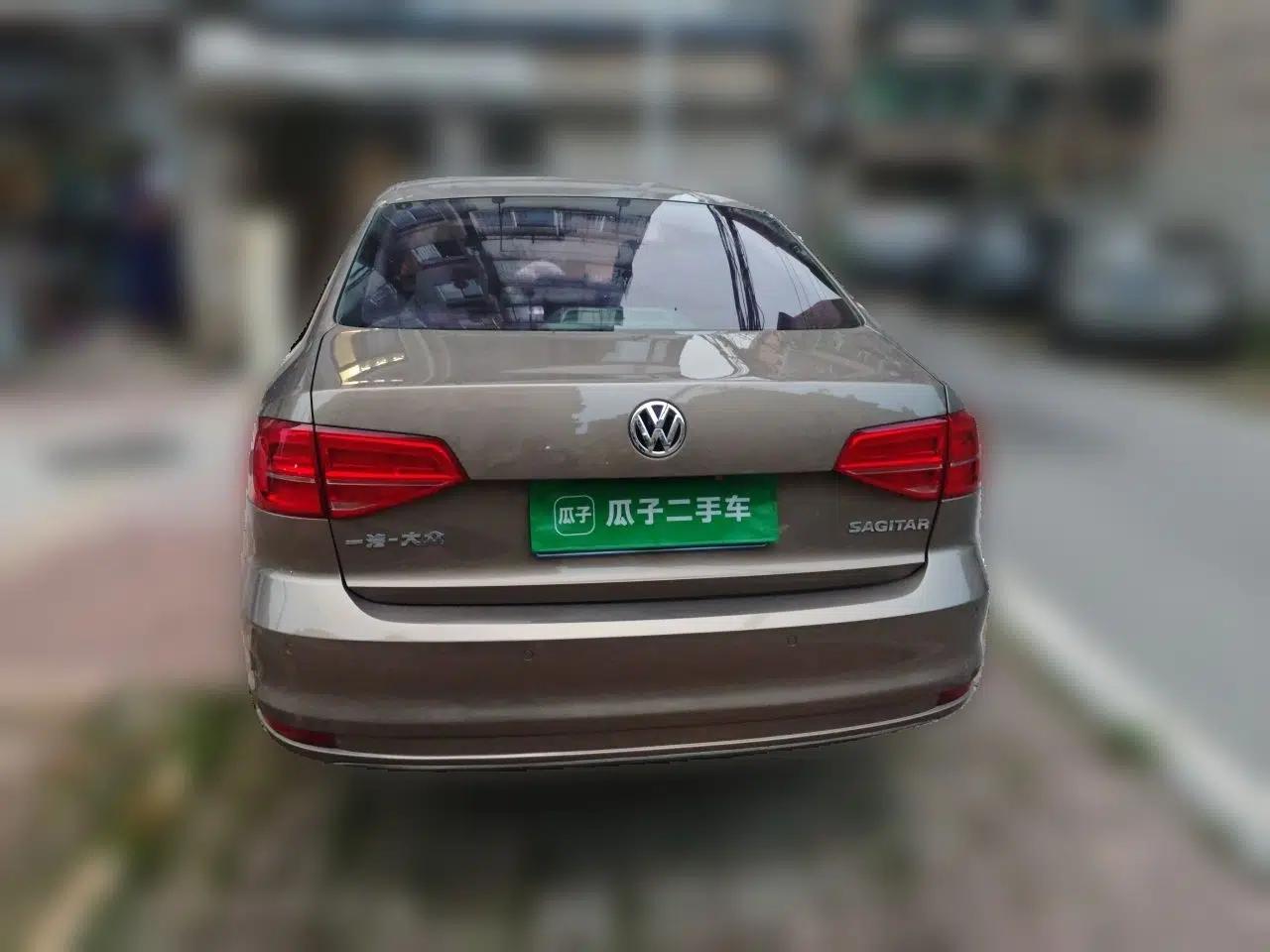Volkswagen Sagitar 2015 1.6L Automatic Comfort Model — миниатюра 5