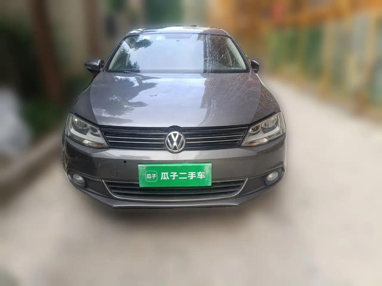 Volkswagen Sagitar 2012 1.4TSI Manual Luxury Model — миниатюра 2