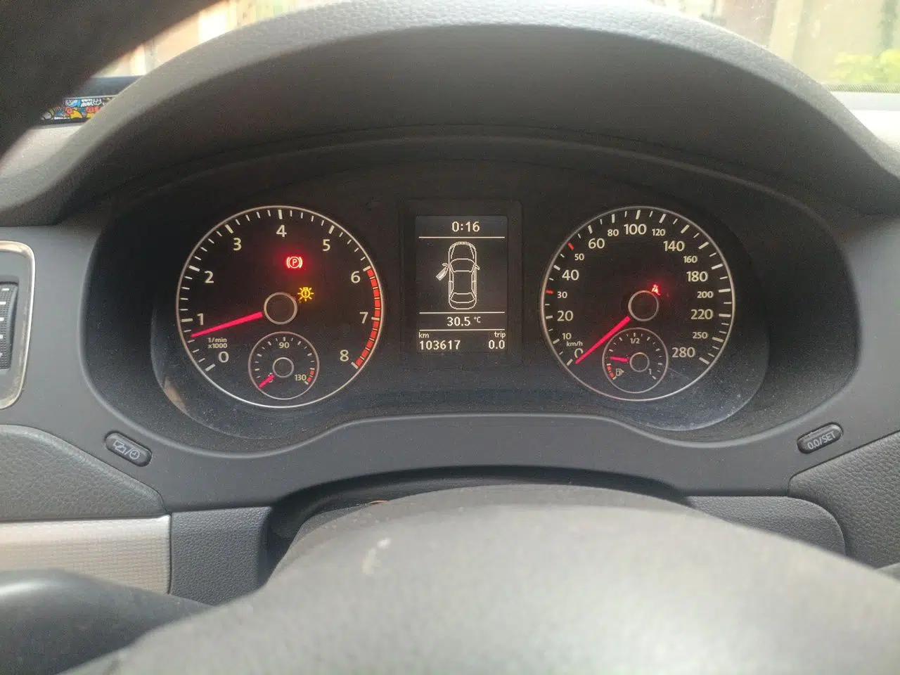Volkswagen Sagitar 2012 1.4TSI Manual Luxury Model — миниатюра 11