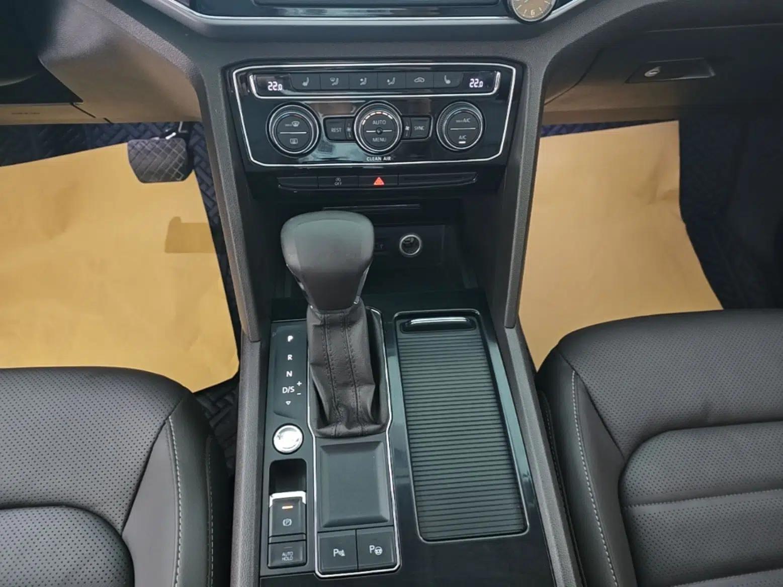 Volkswagen Teramont 2017 330TSI Two-Wheel-Drive Luxury Edition — миниатюра 23