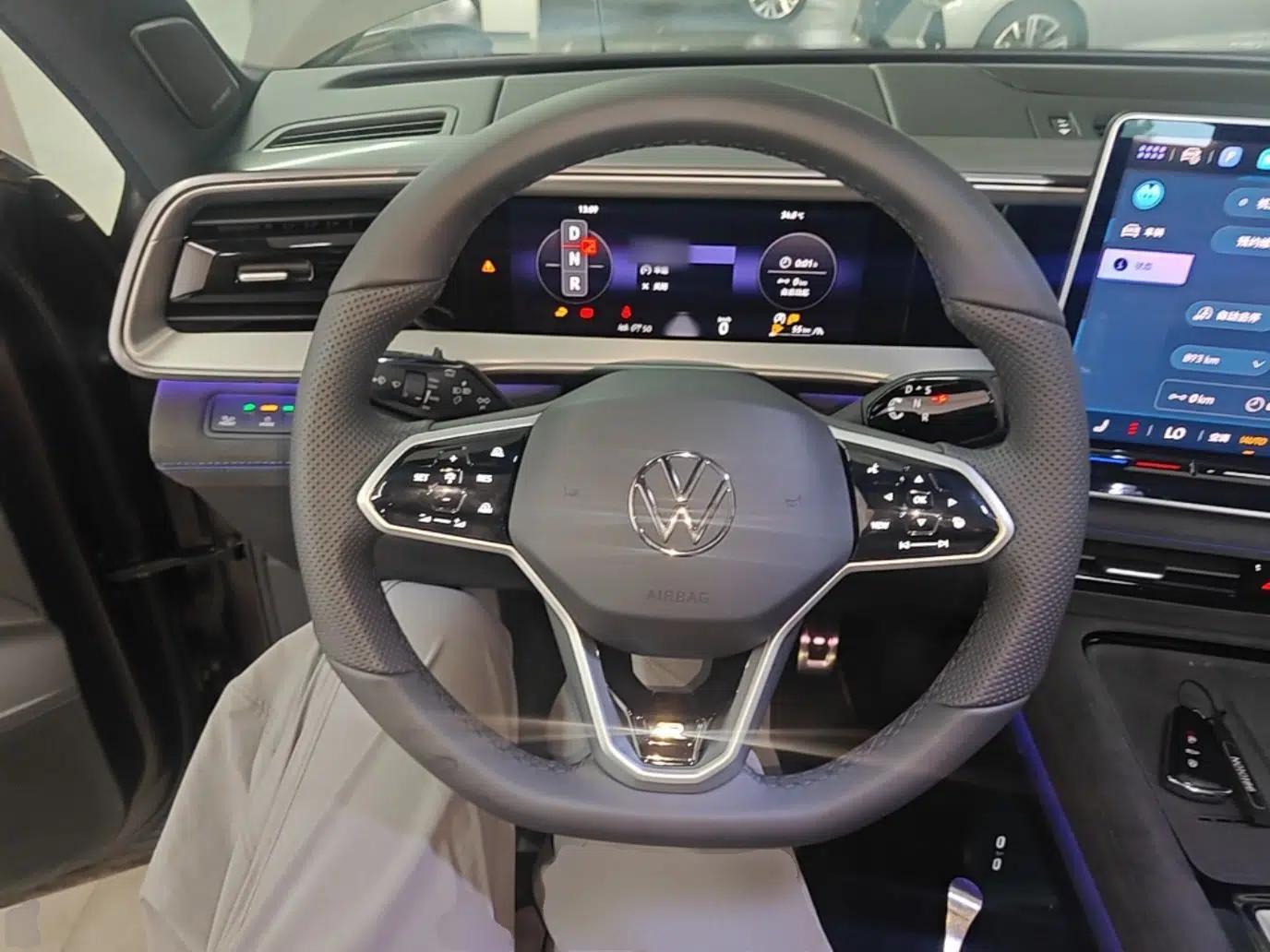 Volkswagen Teramont 2025 Tiguan Pro 450TSI Four-Wheel Drive Summit Edition — миниатюра 13