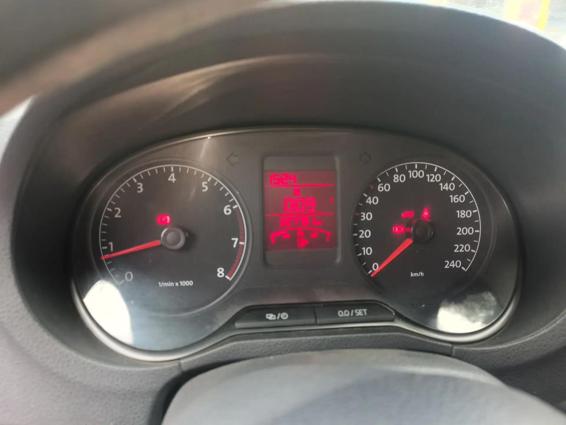 Volkswagen Polo 2013 1.4L Manual Comfort Edition — миниатюра 11
