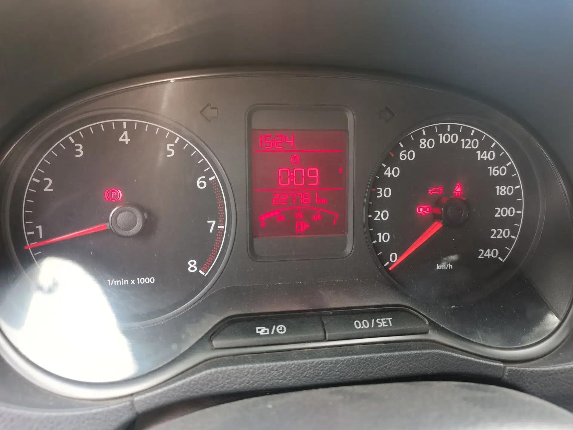 Volkswagen Polo 2013 1.4L Manual Comfort Edition — миниатюра 12