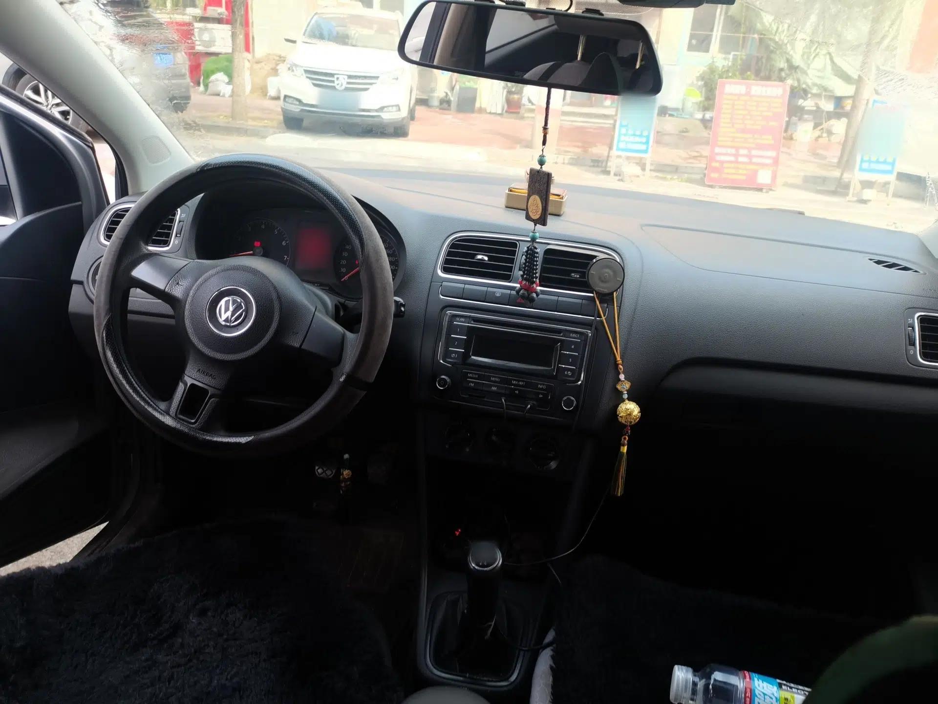 Volkswagen Polo 2013 1.4L Manual Comfort Edition — миниатюра 9