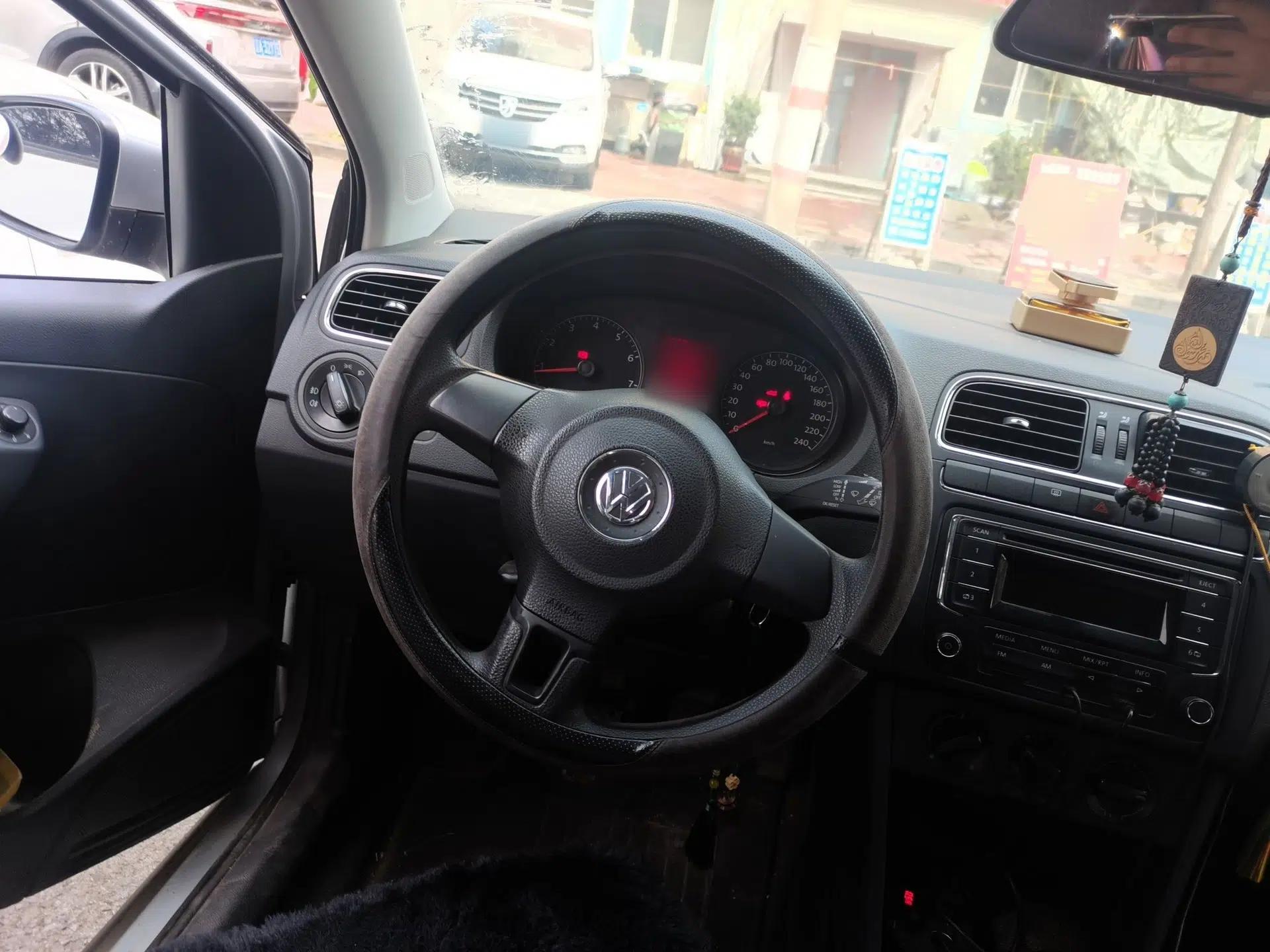 Volkswagen Polo 2013 1.4L Manual Comfort Edition — миниатюра 10