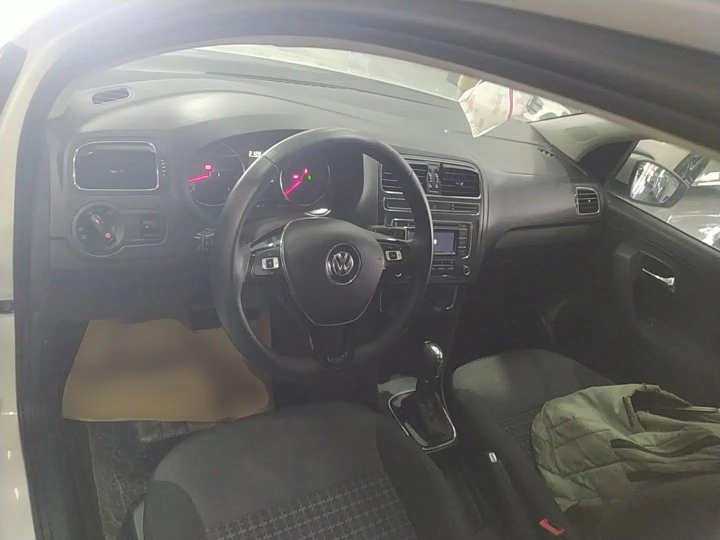 Volkswagen Polo 2016 1.6L Automatic Comfort Model — миниатюра 12