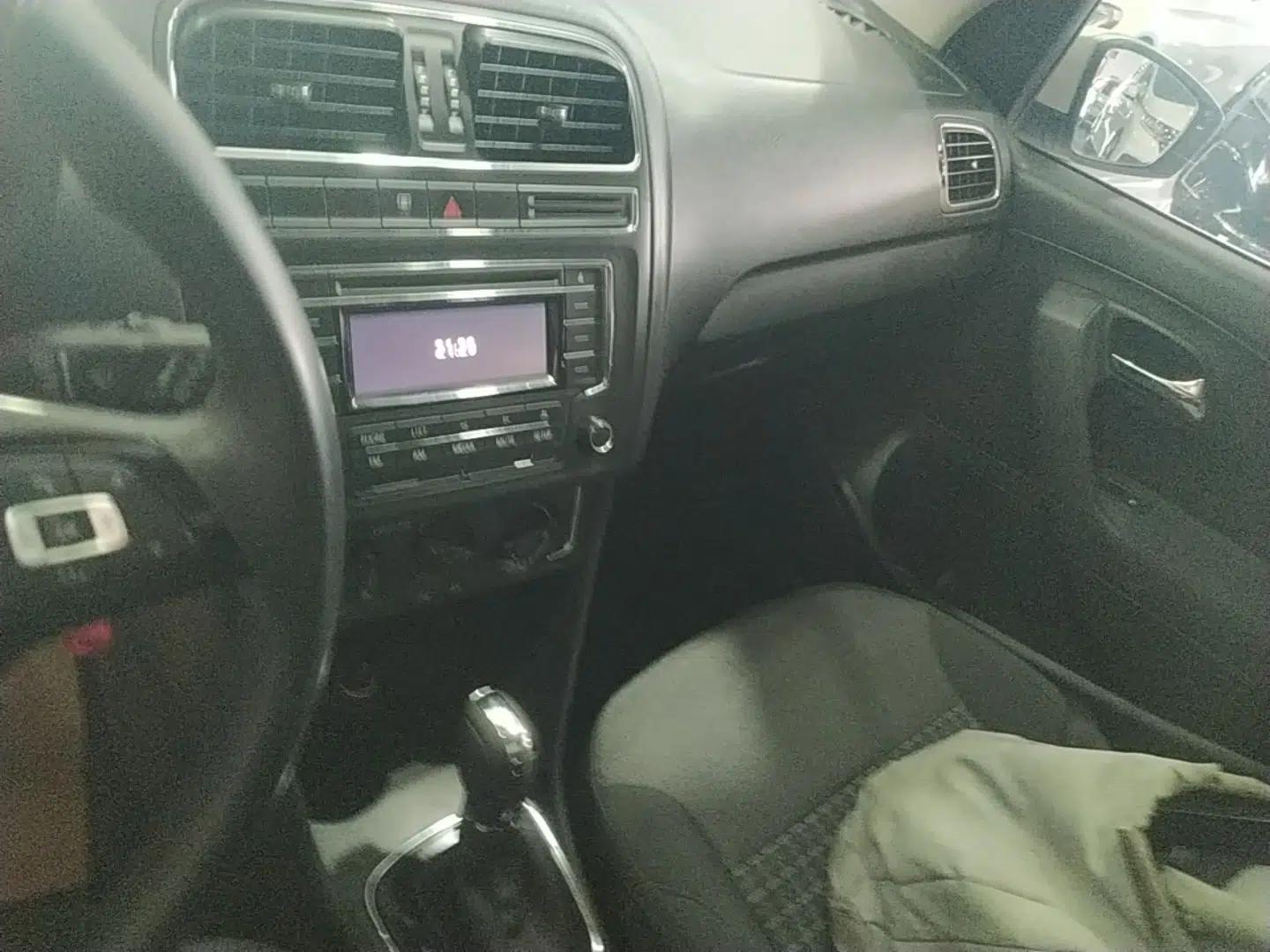 Volkswagen Polo 2016 1.6L Automatic Comfort Model — миниатюра 15