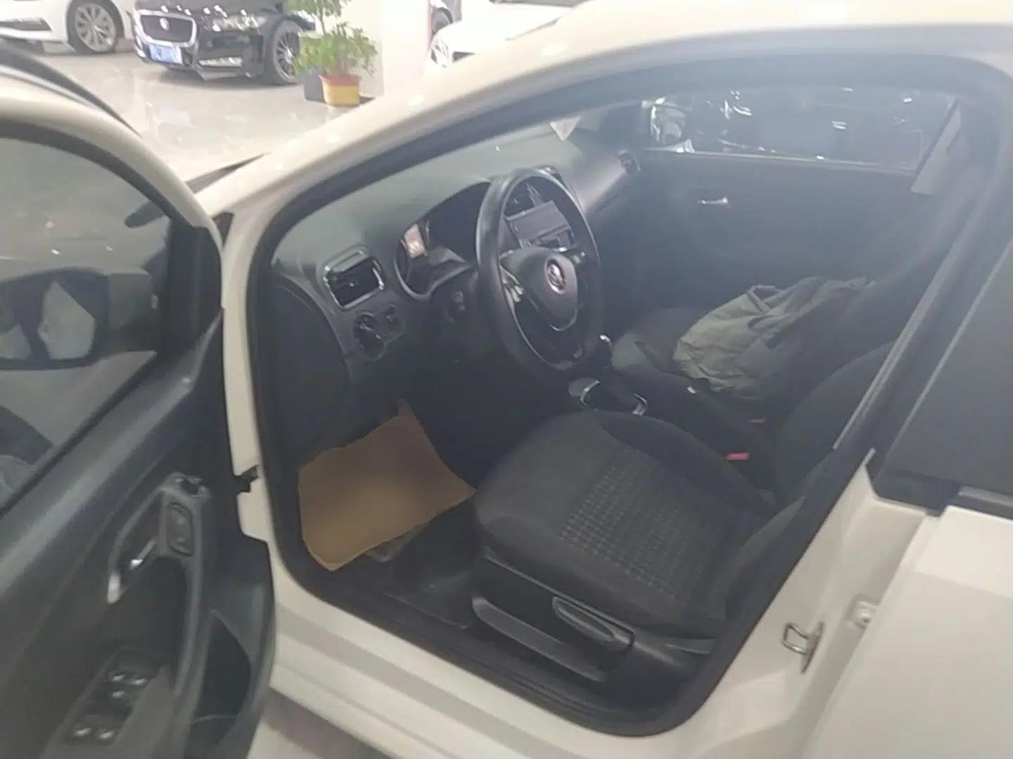 Volkswagen Polo 2016 1.6L Automatic Comfort Model — миниатюра 18