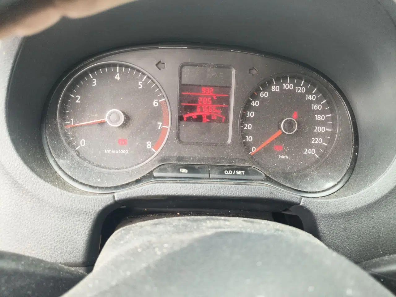 Volkswagen Polo 2011 1.4L Manual ZhiLe Edition — миниатюра 11