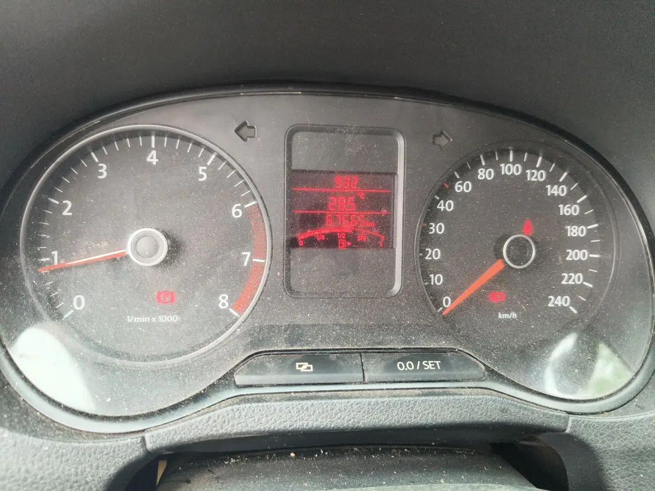 Volkswagen Polo 2011 1.4L Manual ZhiLe Edition — миниатюра 12