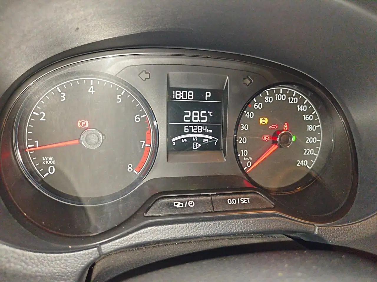Volkswagen Polo 2016 1.4L Automatic Trendy Model — миниатюра 12