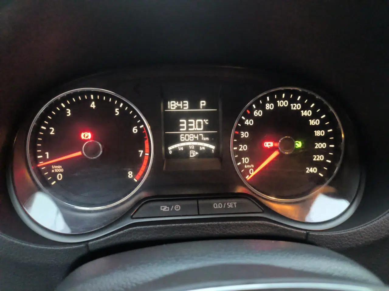 Volkswagen Polo 2016 1.6L Cross Polo Automatic — миниатюра 11