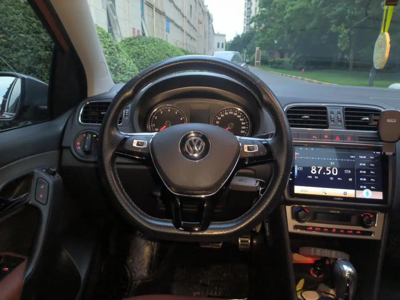 Volkswagen Polo 2016 1.6L Cross Polo Automatic — миниатюра 10
