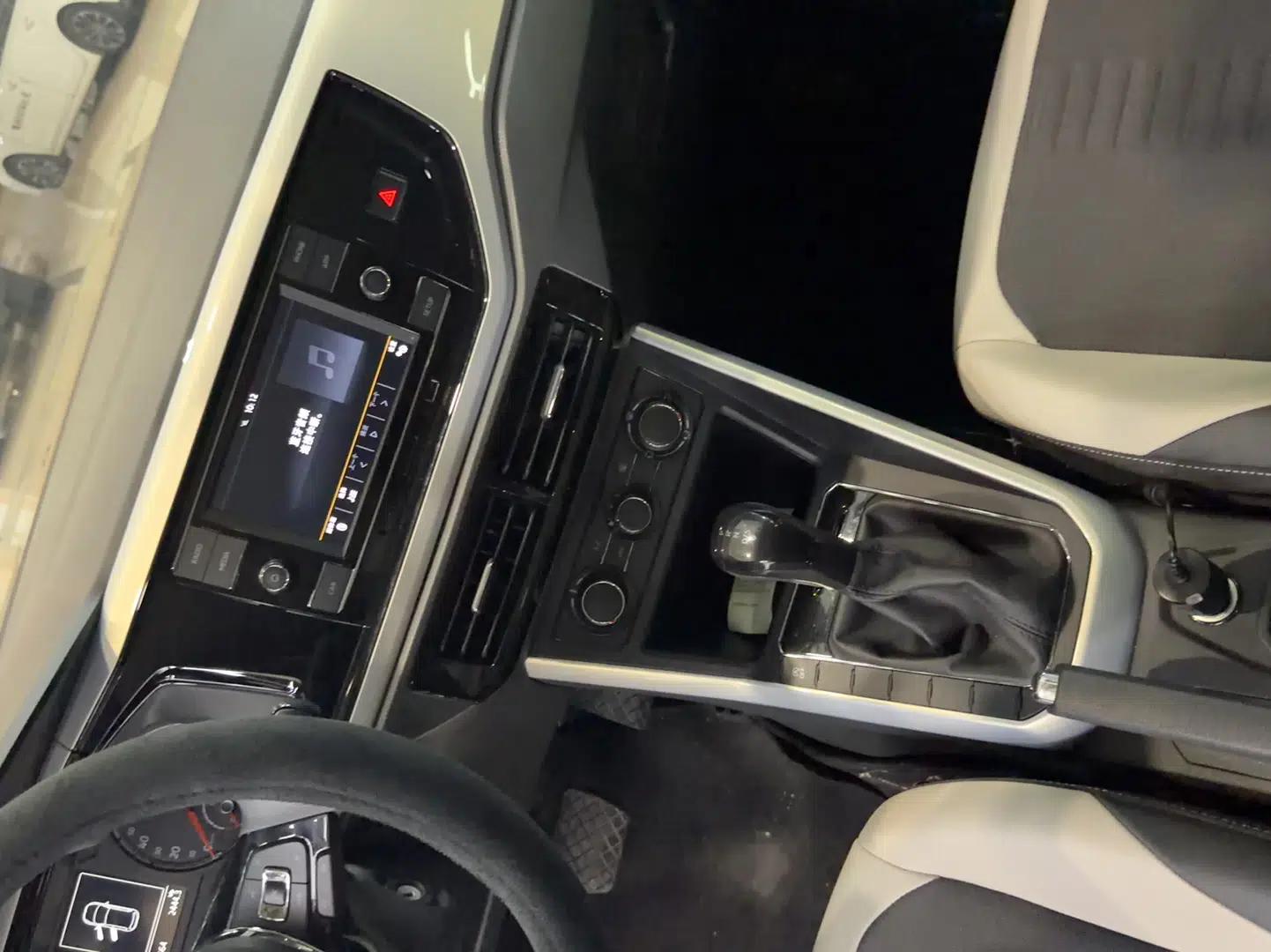 Volkswagen Polo 2019 Plus 1.5L Automatic Colorful Technology Edition — миниатюра 14