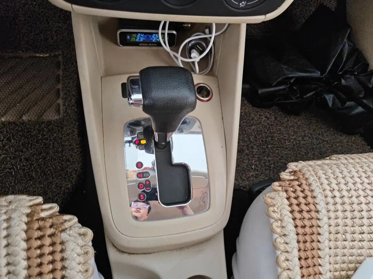 Volkswagen Bora 2012 1.6L Automatic Fashion Edition — миниатюра 14
