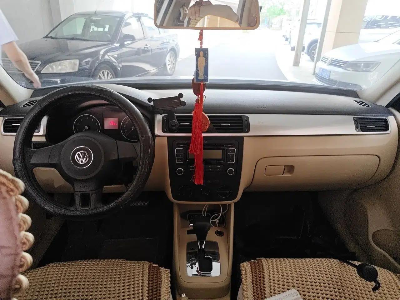 Volkswagen Bora 2012 1.6L Automatic Fashion Edition — миниатюра 9