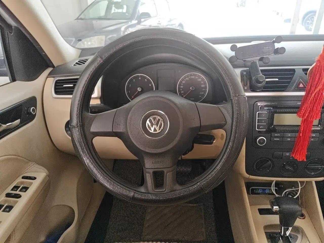 Volkswagen Bora 2012 1.6L Automatic Fashion Edition — миниатюра 10