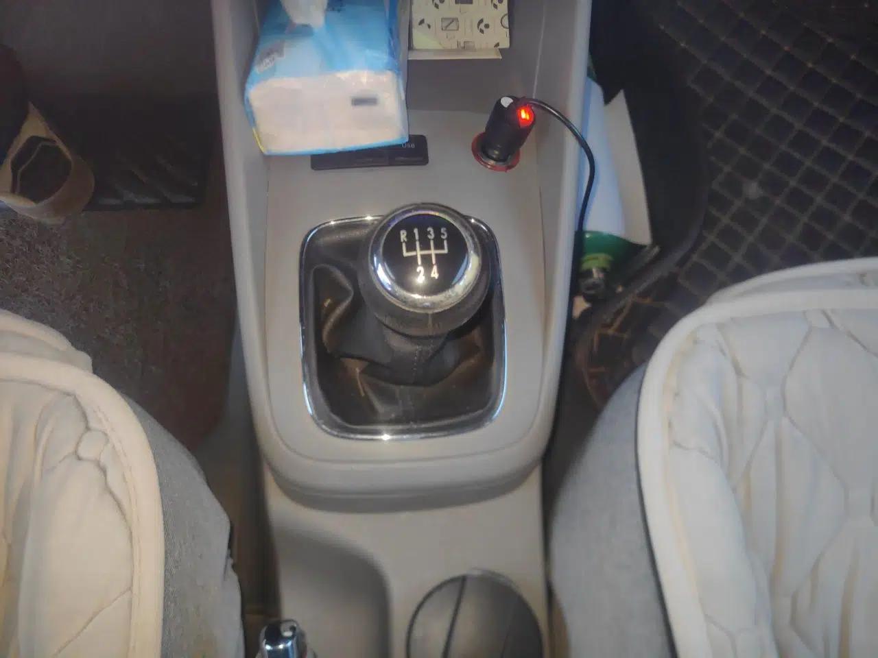 Volkswagen Bora 2012 1.6L Manual Fashion Edition — миниатюра 14
