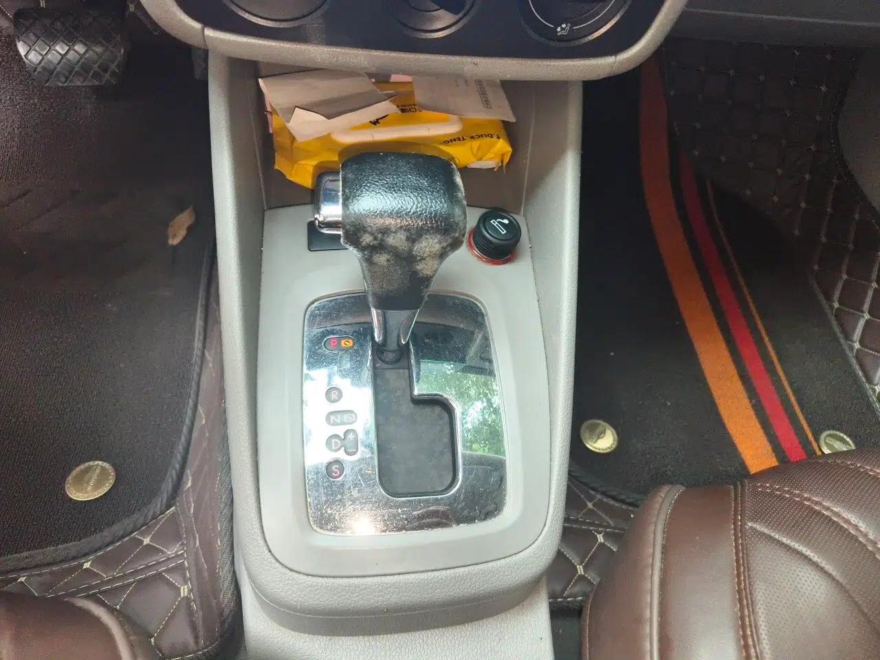 Volkswagen Bora 2011 1.6L Automatic Fashion Edition — миниатюра 14