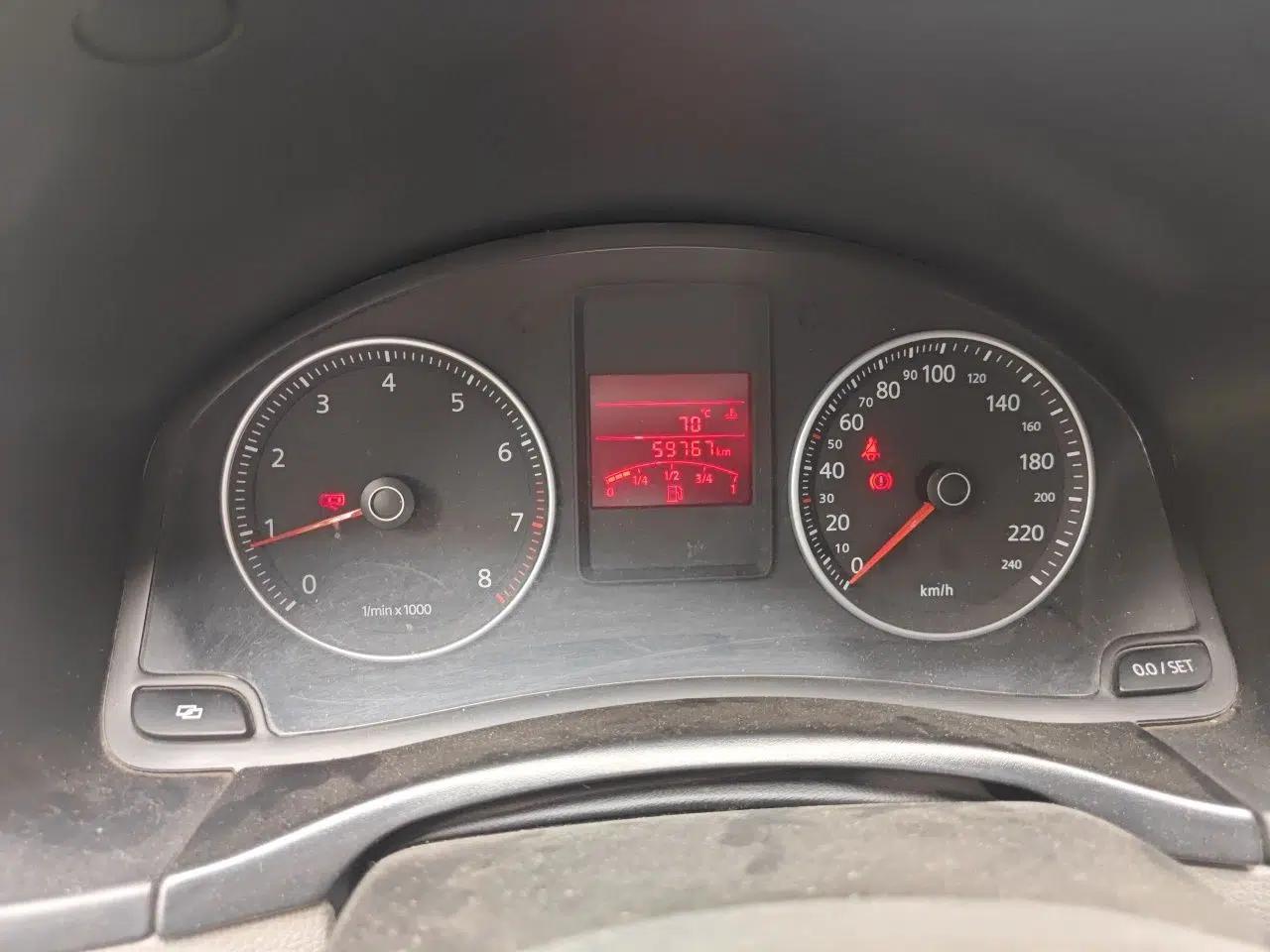 Volkswagen Bora 2011 1.6L Manual Fashion Edition — миниатюра 11