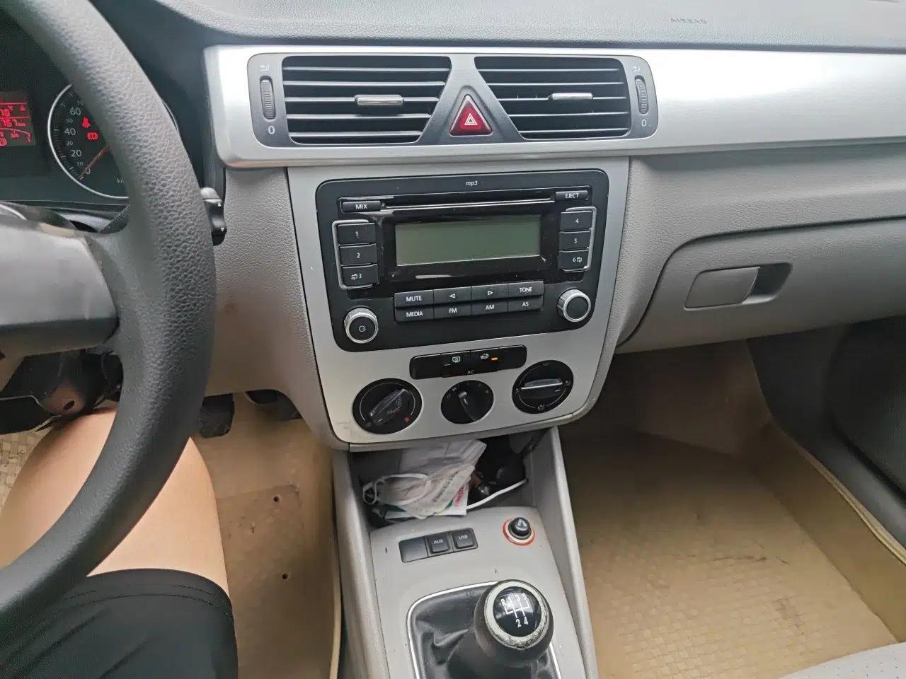 Volkswagen Bora 2011 1.6L Manual Fashion Edition — миниатюра 13
