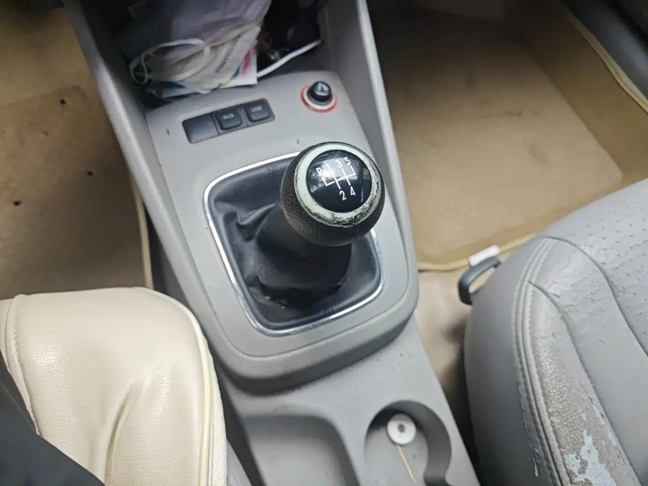 Volkswagen Bora 2011 1.6L Manual Fashion Edition — миниатюра 14