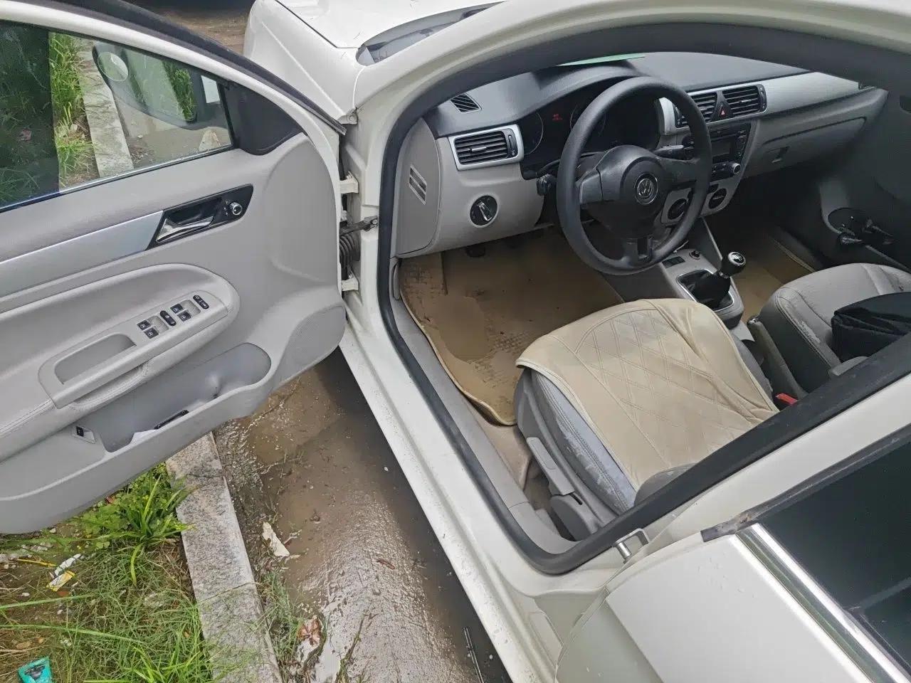Volkswagen Bora 2011 1.6L Manual Fashion Edition — миниатюра 16