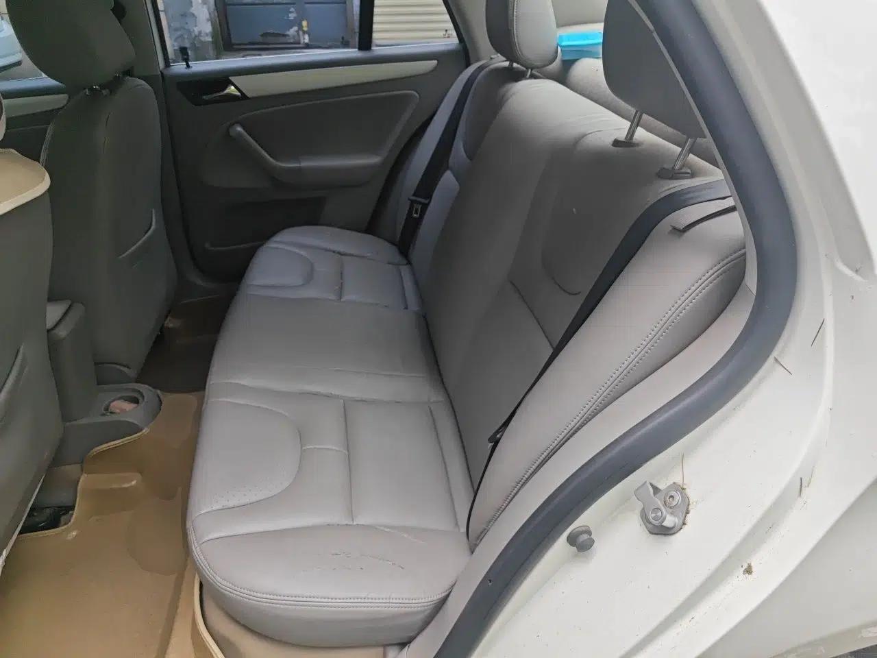 Volkswagen Bora 2011 1.6L Manual Fashion Edition — миниатюра 17